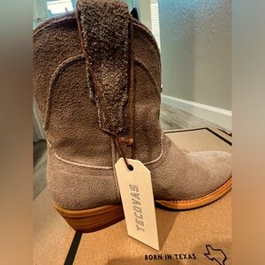 Tecovas grey boot. Perfect condition. Have box.